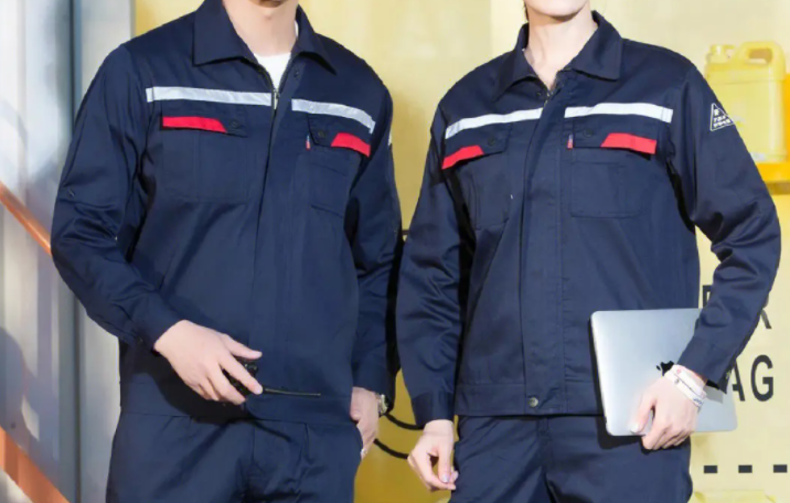 防靜電工作服定制的特點(diǎn)及穿戴注意事項(xiàng)，防靜電工作服廠家該如何選擇？